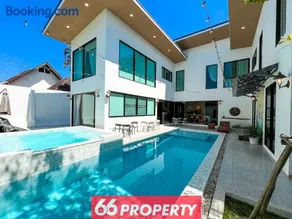 Luxury Pool Villa with Jacuzzi & Pool Table - Image 1