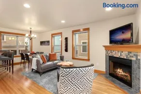 Modern Townhouse near DT Seattle & Stadium Parking - Image 2