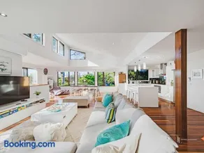 Grays at Denhams Luxury by the beach - Image 1