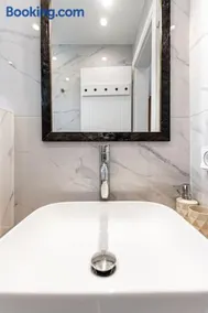 Penelope Apartments D - Image 3