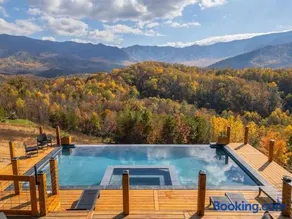 Mt Sunshine - Infinity Pool Sleeps 22 12 Beds - Image 1