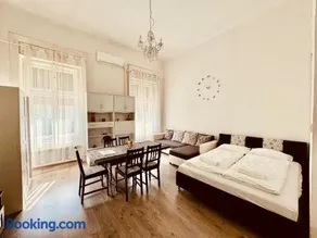Oktogon Central Spacious AC Balcony - Image 4
