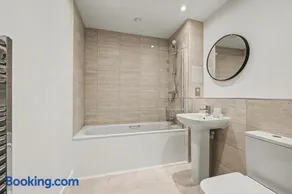 Luxury 2BR - 5 Min to Thorpe Park - 12 to Heathrow - Image 2