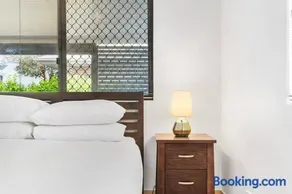 Modern 1-Bed Retreat with Patio & Shed Access - Image 2