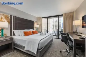 Waikiki Palms, Central Location, FREE parking - Image 3