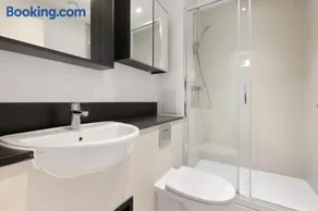 London Dockside Apartment - Image 4
