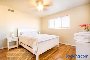 5 Beds, 2 Full Baths, w/Gazebo, w/Fenced Backyard - Image 3