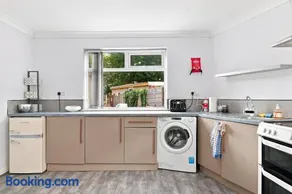 Spacious Family House Near Old Trafford, Manchester - Image 3