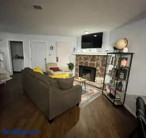 Cozy 2BR 2BA apt close to Siegen & Womans - Image 1