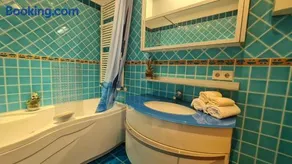 Bright room with private bathroom and market square view - Image 2