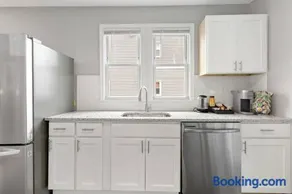 Stylish, Relaxing & Comfy 3 BDR Home - Image 5