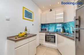 Award winning Garden Apartment with large Terrace and amazing Seaview - Image 2