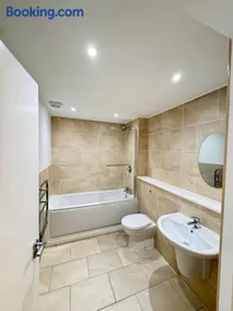 Gorgeous 2 bed apartment with free parking near, Sefton Park, Palm House, Lark Lane, Liverpool and Everton football clubs - Image 4
