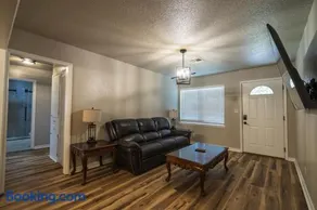 Avondale House Pet-Friendly near OU Campus Sleeps 10 - Image 5