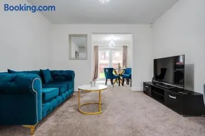 Spacious 3-Bed House - Sleeps 5 - Parking for 2 cars - Image 3
