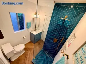 5 Minute Walk To Sofi Art Deco Beach Themed Cottage - Image 1