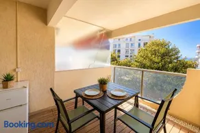 Apartment with balcony and pool near the sea - Image 1
