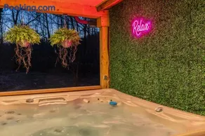 Secluded Retreat Creek View Hot Tub Heart of Hocking Hills - Image 1