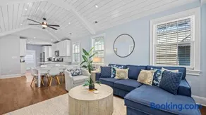 Modern Coastal Comfort - 3 Bedroom Condo with Balcony - Image 1