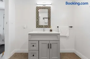 Lakeside Haven suite - Image 2