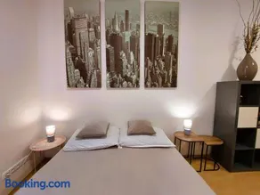 Spacious 2-Bedroom Apartment in City Center 80 m - Image 3