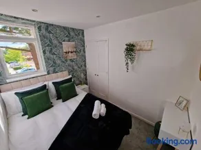 Two Bedroom Mansion House Apartment By AZ Luxury Stays Newmarket With Parking And WiFi - Image 2