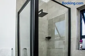 Luxury 1 Bed Apartment - Image 3