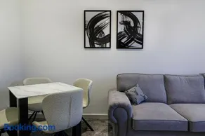 Serviced Apartment near Prestwick Airport with Private Parking - Long Stays Available - Image 4