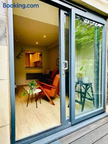 Stylish 1Bed Flat With Patio Near Royal Mile Fits 4 - Image 3