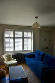 Timeless high street hideaway - Image 3
