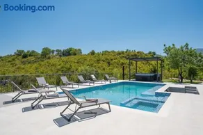 NEW! Luxurious Villa River Rose: Heated Pool, Jacuzzi, 4 En-Suite Bedrooms - Image 2