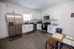 4 Min to Downtown - 10 Min to Elon - Washer and Dryer - Image 3