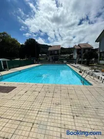 Chalet en urbanización con piscina - Image 2