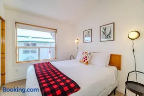 2BR 2BA Newly Renovated Harvie Heights Townhouse retreat - Image 2