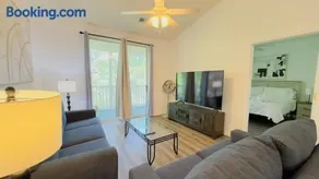 Cozy 2BR condo at River Oaks - Image 2