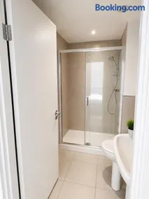 Extra large 2Bedroom 2Bathroom Apartment with Parking Contractor Friendly In Croydon city Centre - Image 5