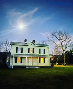 Charming Farmhouse w King Bed Hot Tub & EV Charger - Image 3