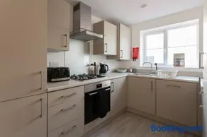 Runcorn Spacious Modern 3 bedroom House, 4 beds, On site Parking, Long stay deals - Image 3