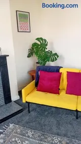 Town Centre House Sleeps 8 with parking - Image 3