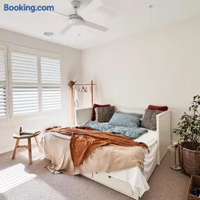Escape to a Stylish Retreat House in Parkdale - Image 2