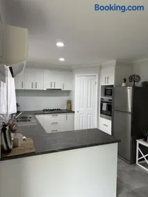 Lbarza Family Friendly 3BR with backyard & single garage near Hospitals & Sporting grounds - Image 2