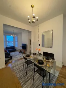 Spacious Home in Bangor Centre, 2 King Beds, 1 Single and Garage - Image 2