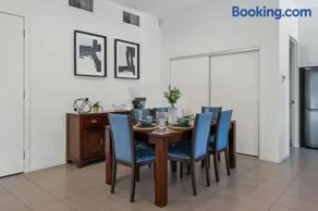 Stylish 4BR Home with BBQ and Media Room in Mt Ommaney - Image 3
