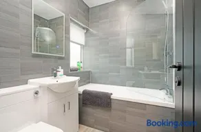 3BR Home Sleeps 6 Near Airport with Parking - Image 1