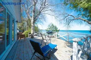 Lakefront Cottage Private Beach & & Kayaks - Image 2