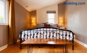 KingstonStays The Neighbourhood, Expansive loft, free parking - Image 1