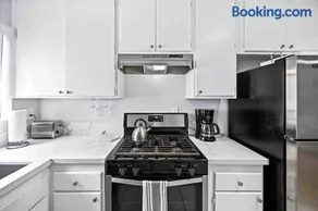 Elegant Beachside 2 Bed 2 Bath - Image 2