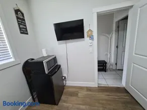 Private modern room with separate entrance - Image 4