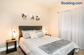 Cozy home for families with game room & playground - Image 4