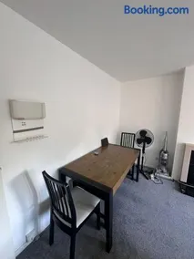 Entire 2 bed apartment - Up to 4 guest - 10 min from station & town centre - Image 4